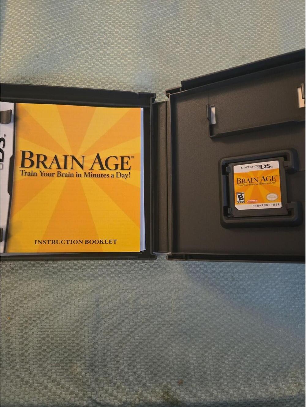 Brain Age: Train Your Brain in Minutes a Day! - Nintendo DS (CIB) - Picture 2 of 4